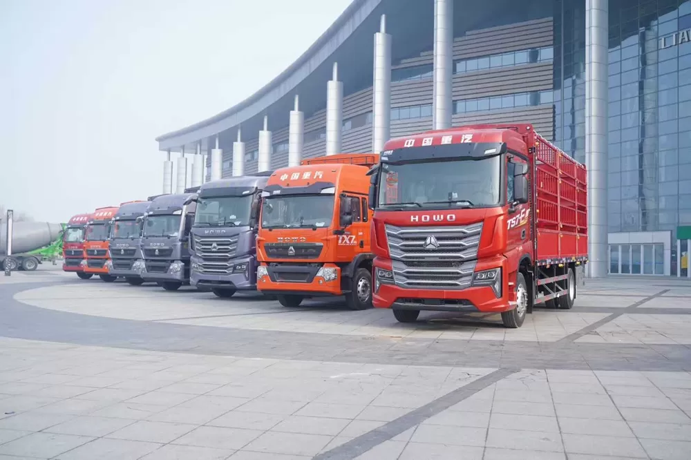 شاحنة بضائع Sinotruk Howo TX7 Pro 4 × 2 ذات هيكل لوحي بقوة 250 حصان