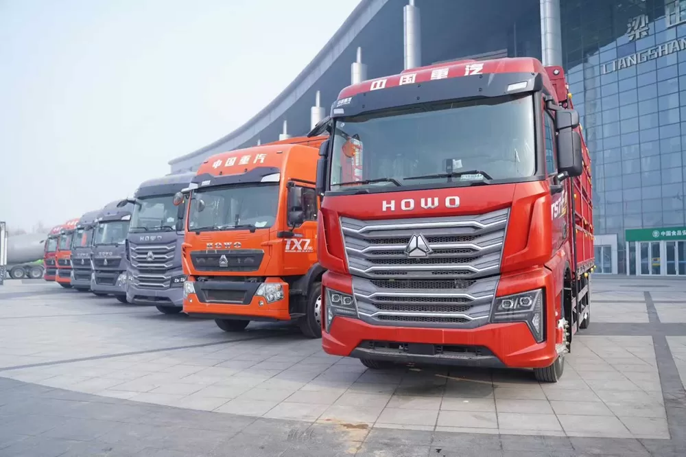 شاحنة بضائع Sinotruk Howo TX7 Pro 4 × 2 ذات هيكل لوحي بقوة 250 حصان