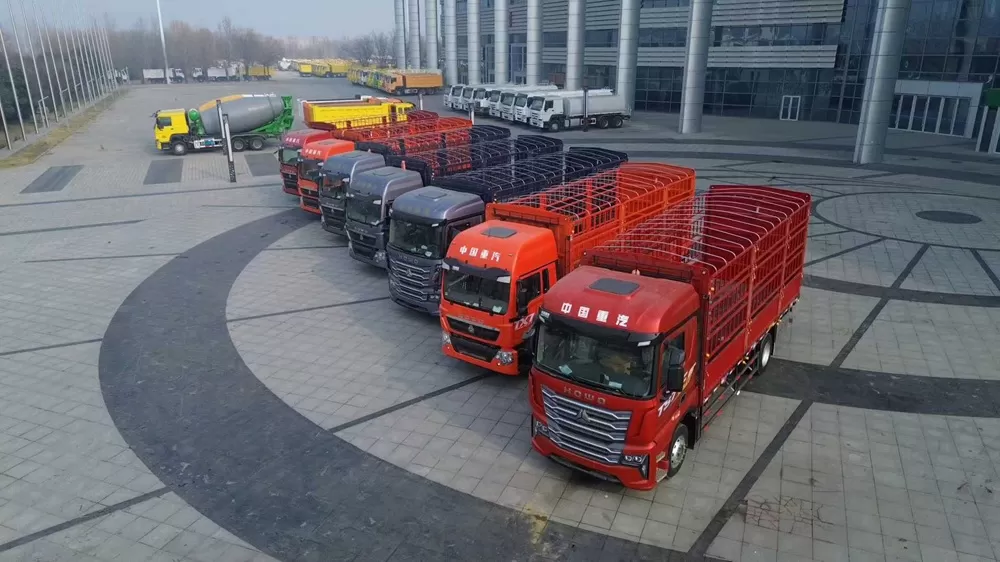 شاحنة بضائع Sinotruk Howo TX7 Pro 4 × 2 ذات هيكل لوحي بقوة 250 حصان